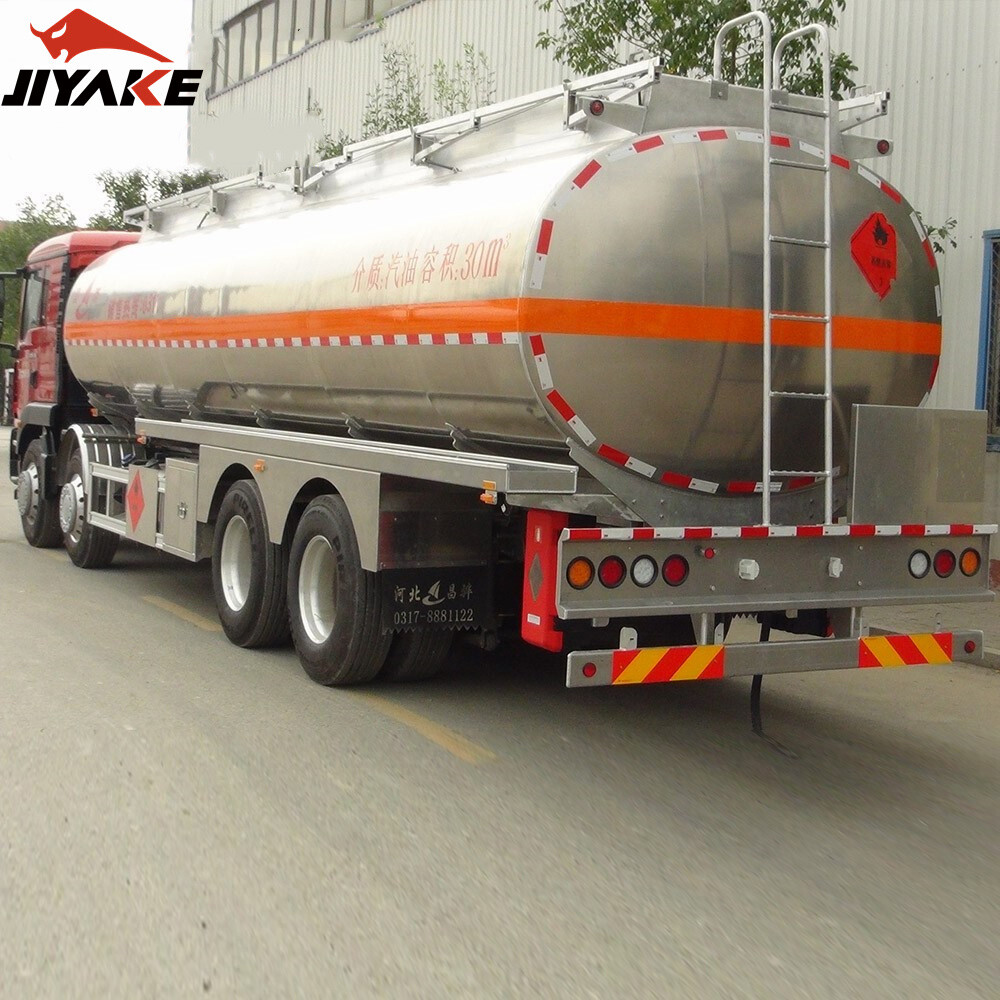 مقطورات صهاريج الوقود: ما هي اللوائح التي يجب أن يعرفها المشغلون؟