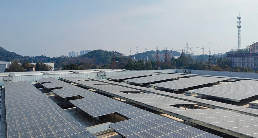 Market prospects and issues of photovoltaic roofs