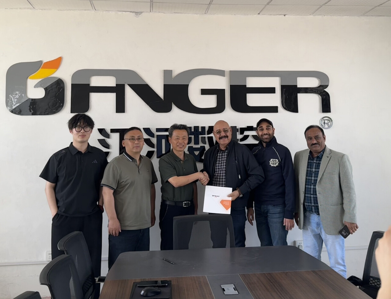 زارنا عميل هندي في مصنعنا - نرحب بكم لزيارتنا واستكشاف ماكينات المنشار الجسرية ذات 5 محاور ومركز التشغيل الآلي!