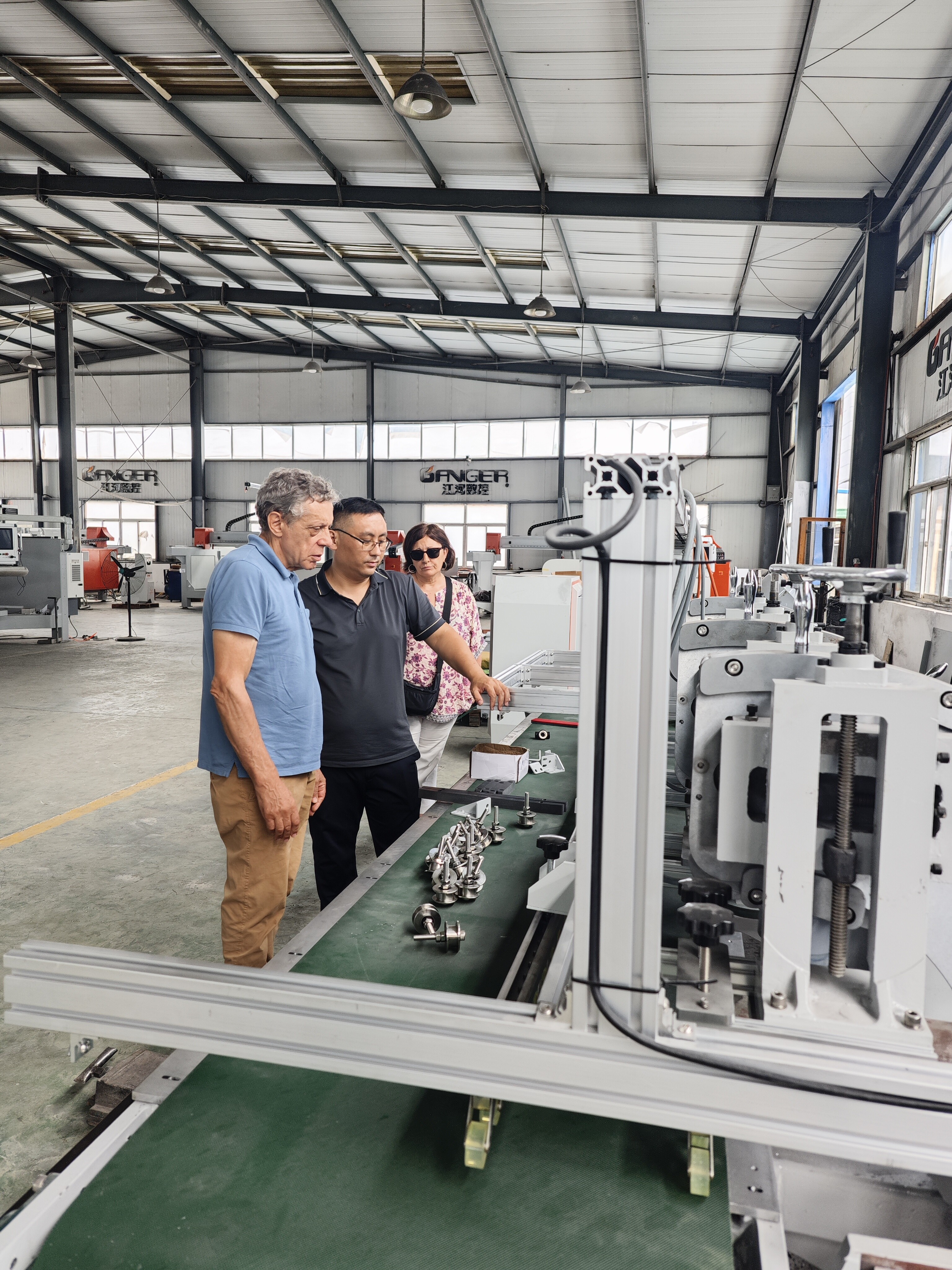 يرحب GANGER CNC بالعملاء الإسبان بزيارة وتعزيز التعاون في مجال معدات الحجر.