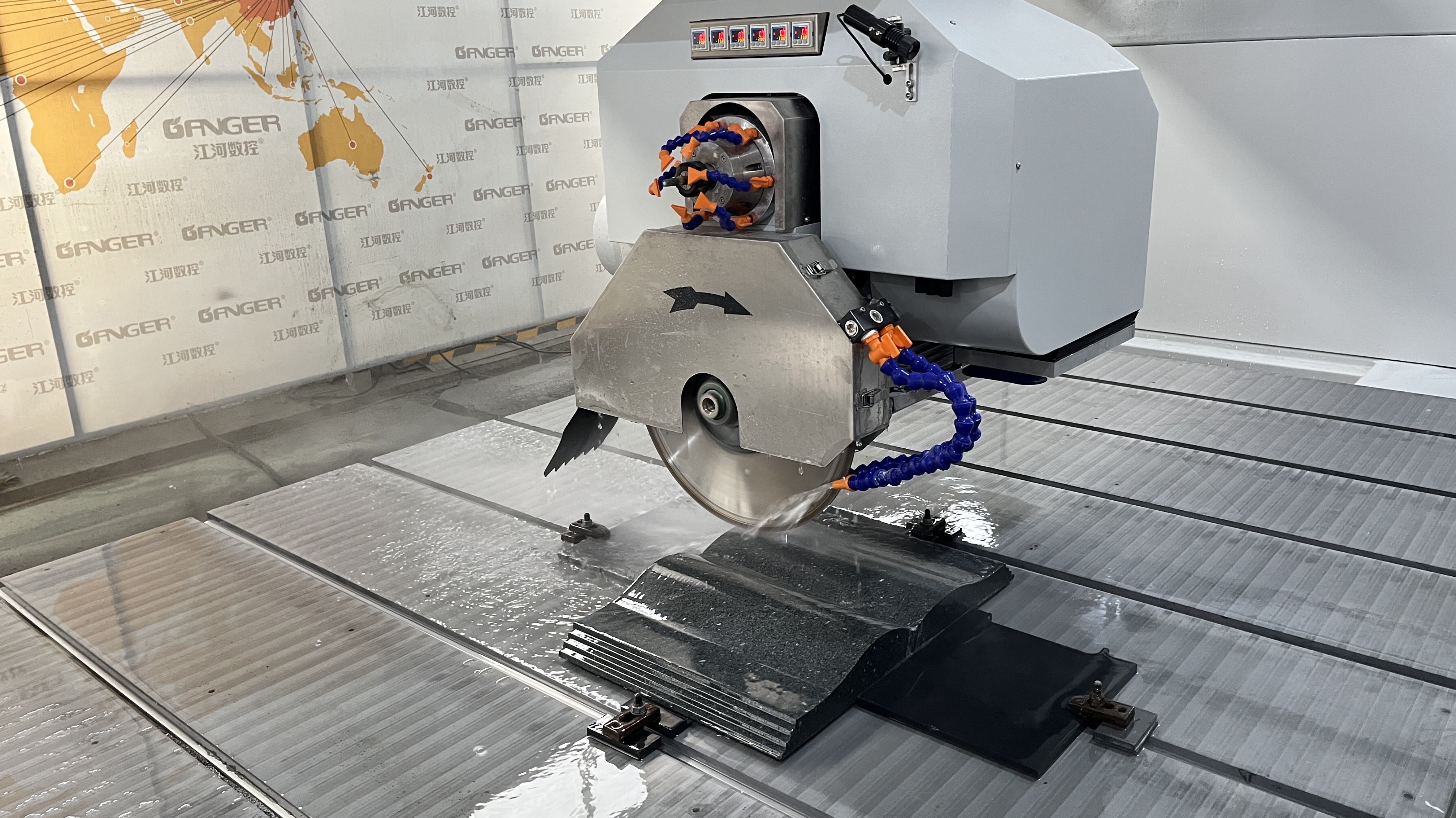 ترقية جديدة! آلة القطع الجسرية ذات 5 محاور (5+1) GQ-35ESM قيد التشغيل!