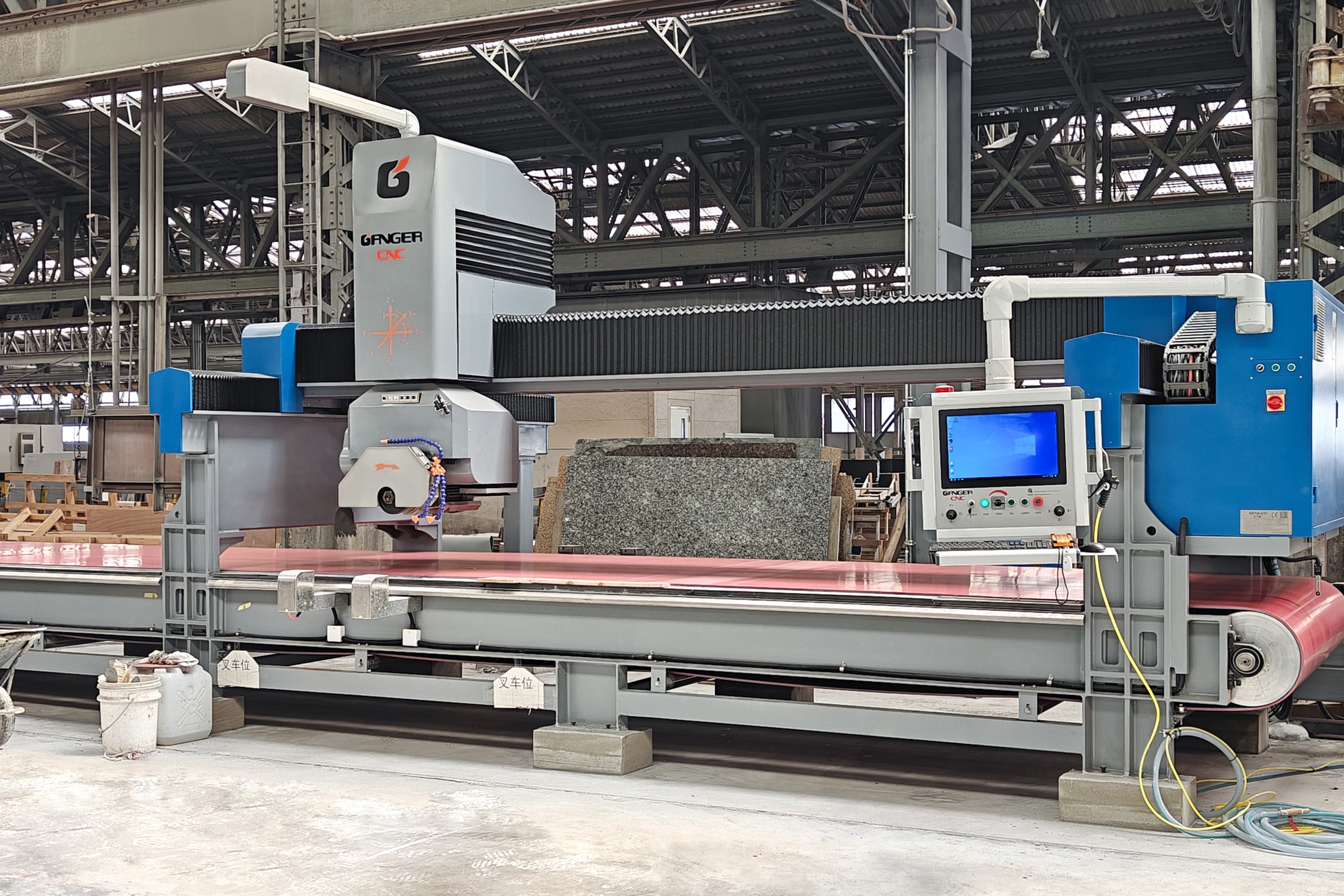 تكمل GANGER CNC التدريب في الموقع لخط الحجر الأوتوماتيكي GQ-3220DL في منشأة عميل ياباني