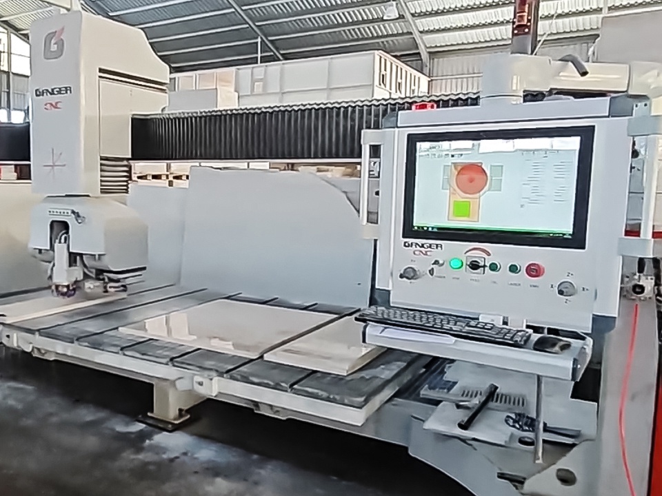 تقدم GANGER CNC تدريبًا ميدانيًا احترافيًا في قبرص لماكينات القطع الجسري خماسية المحاور
