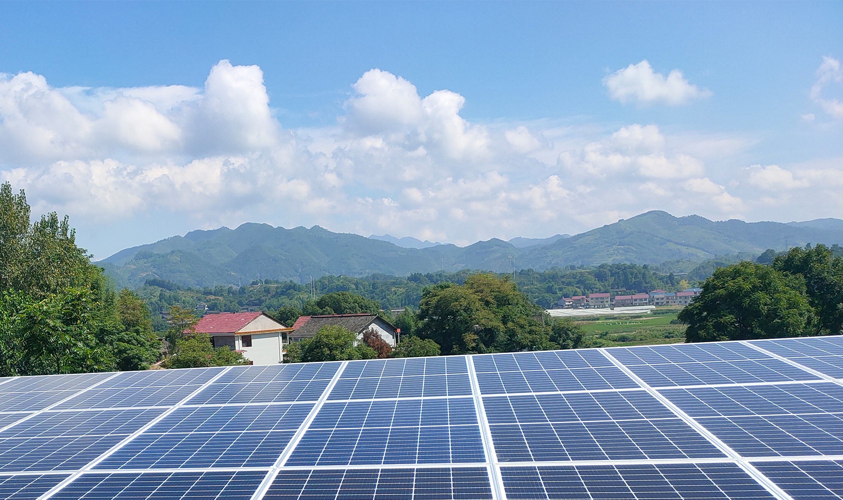 What are the types of solar photovoltaic power generation systems?