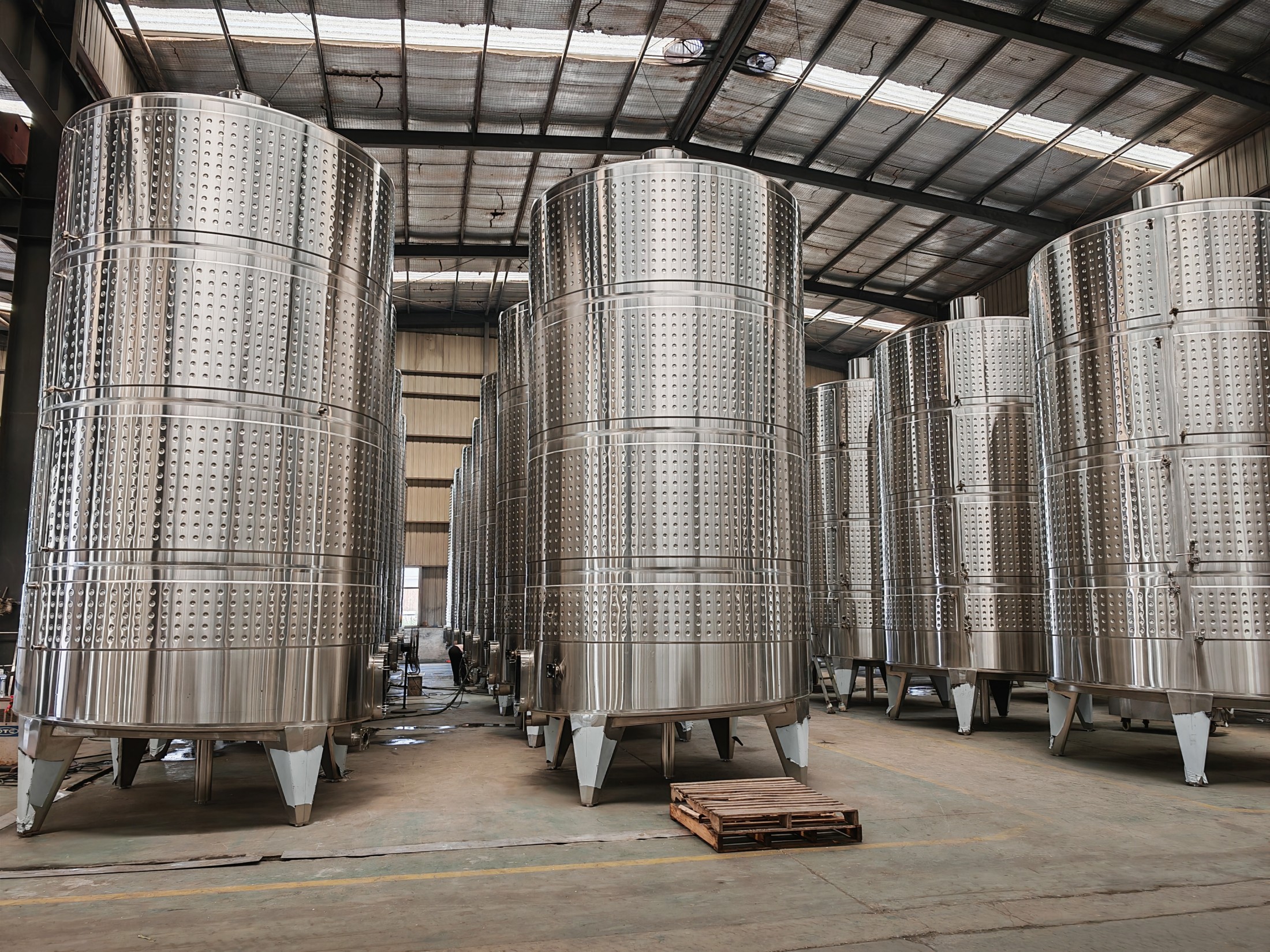 خزانات النبيذ الفولاذية المقاومة للصدأ عالية الجودة لصناعة النبيذ