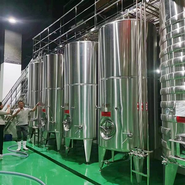 خزانات تخزين النبيذ الأبيض