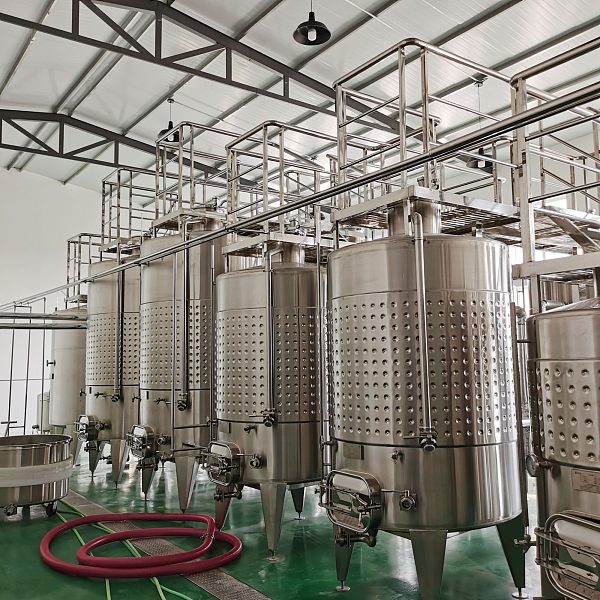 خزانات تخمير النبيذ