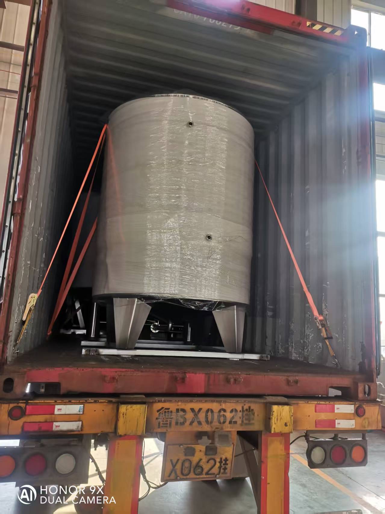 قمنا بتحميل صهاريج النبيذ الفولاذية المقاومة للصدأ في حاويات للشحن