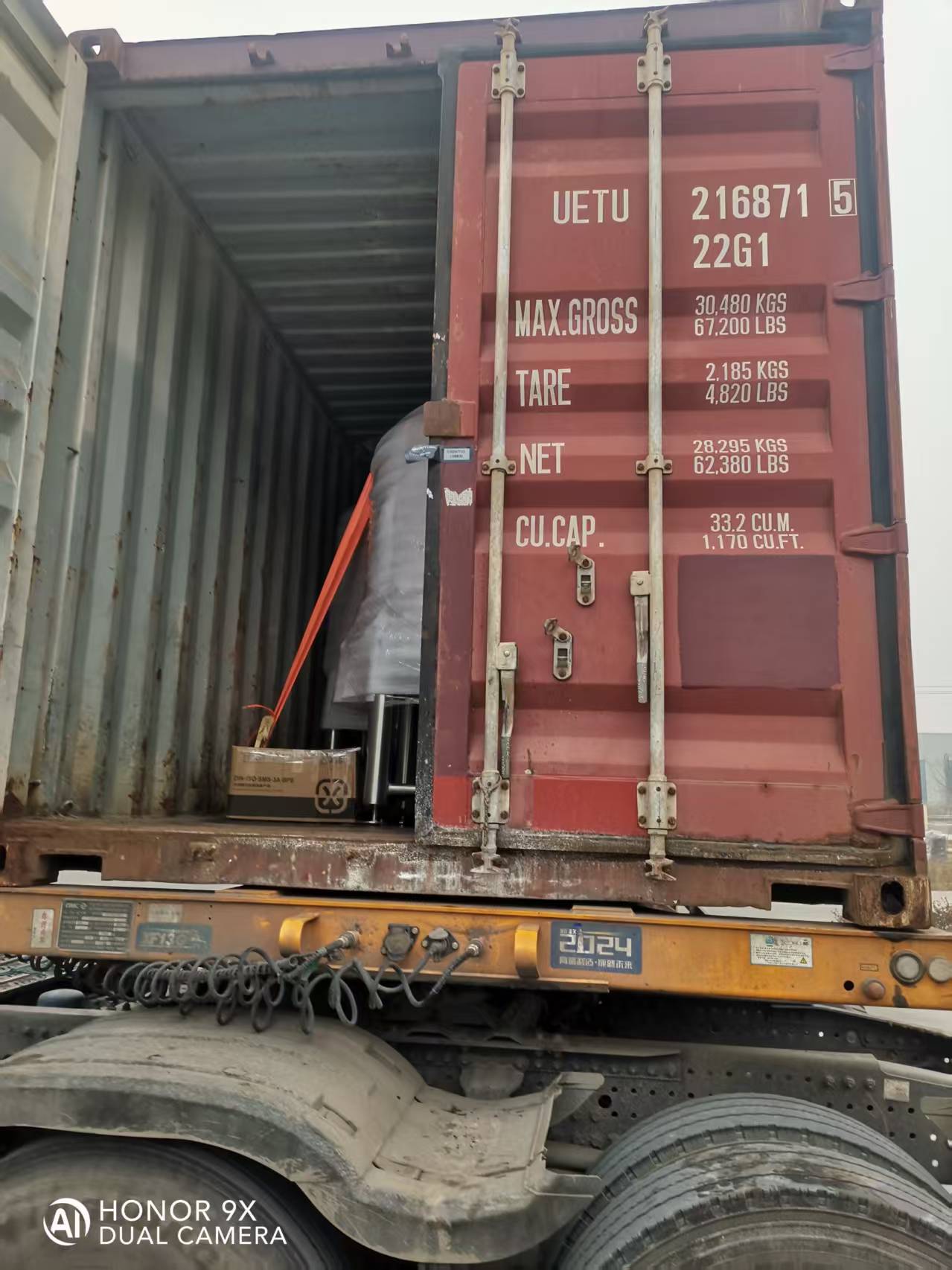 قمنا بتحميل صهاريج تخمير القهوة في حاويات للشحن