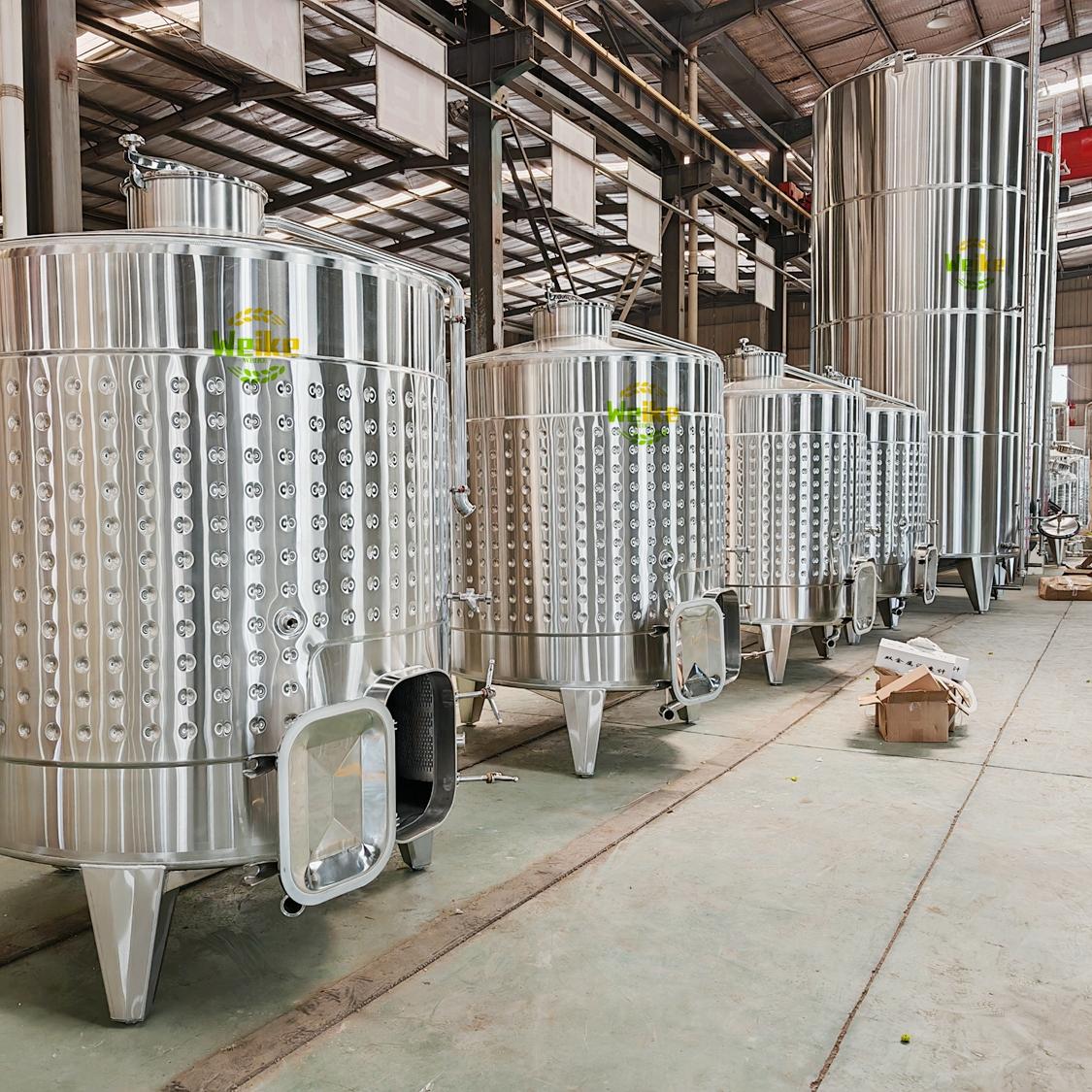 خزانات تخمير النبيذ الأحمر