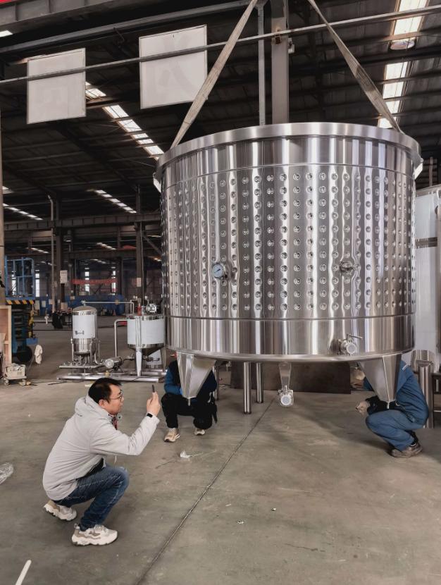 عميل من المكسيك يأتي لفحص خزانات التكيلا في مصنعنا