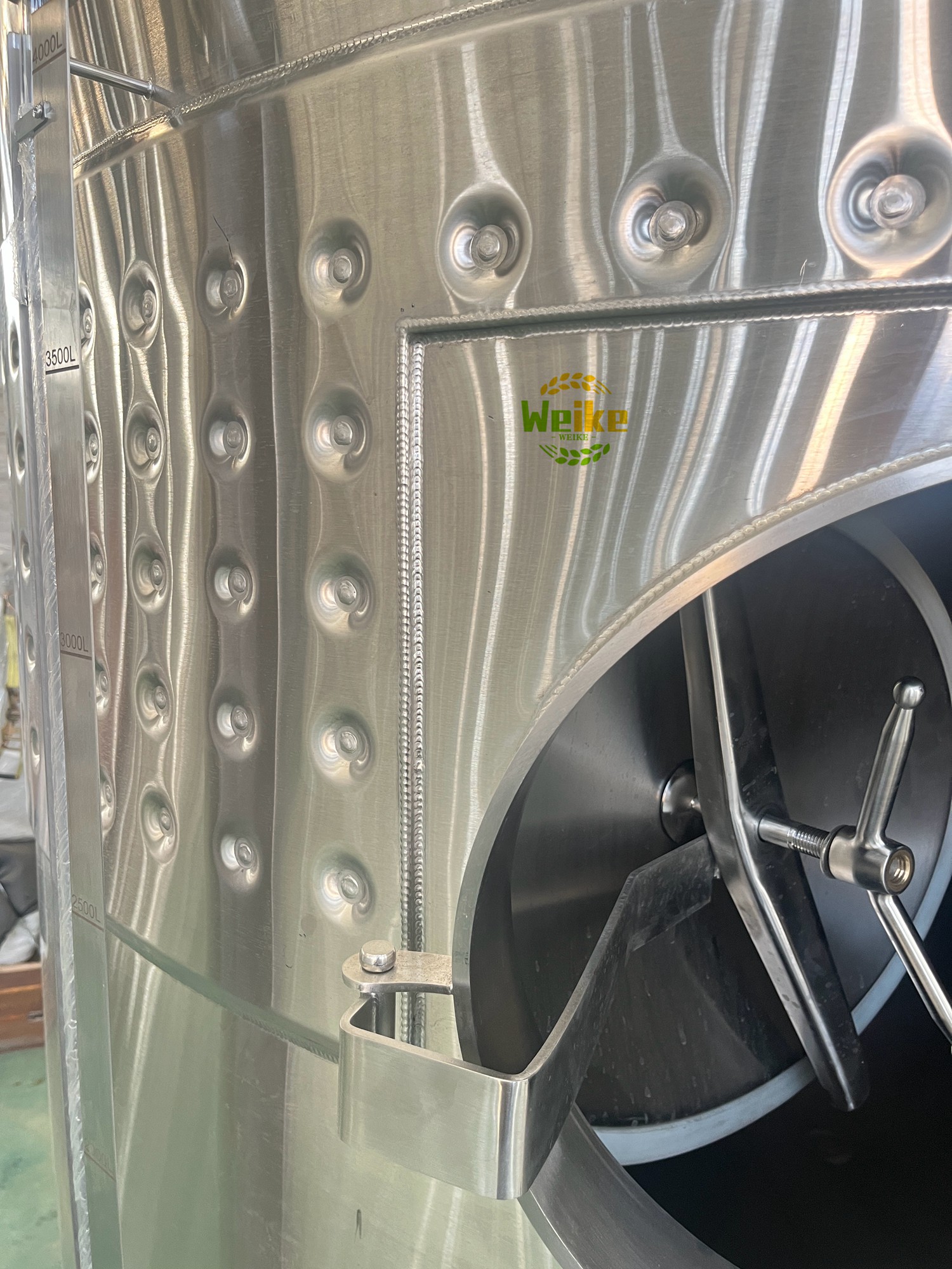 خزانات تخمير النبيذ الأحمر