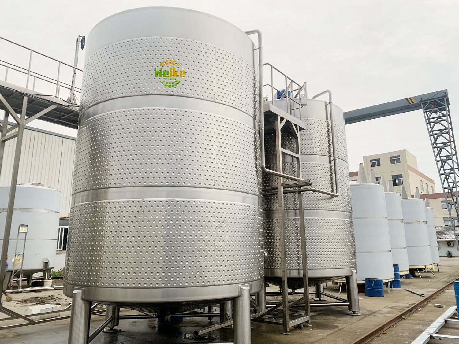 خزانات النبيذ المغلقة من الفولاذ المقاوم للصدأ