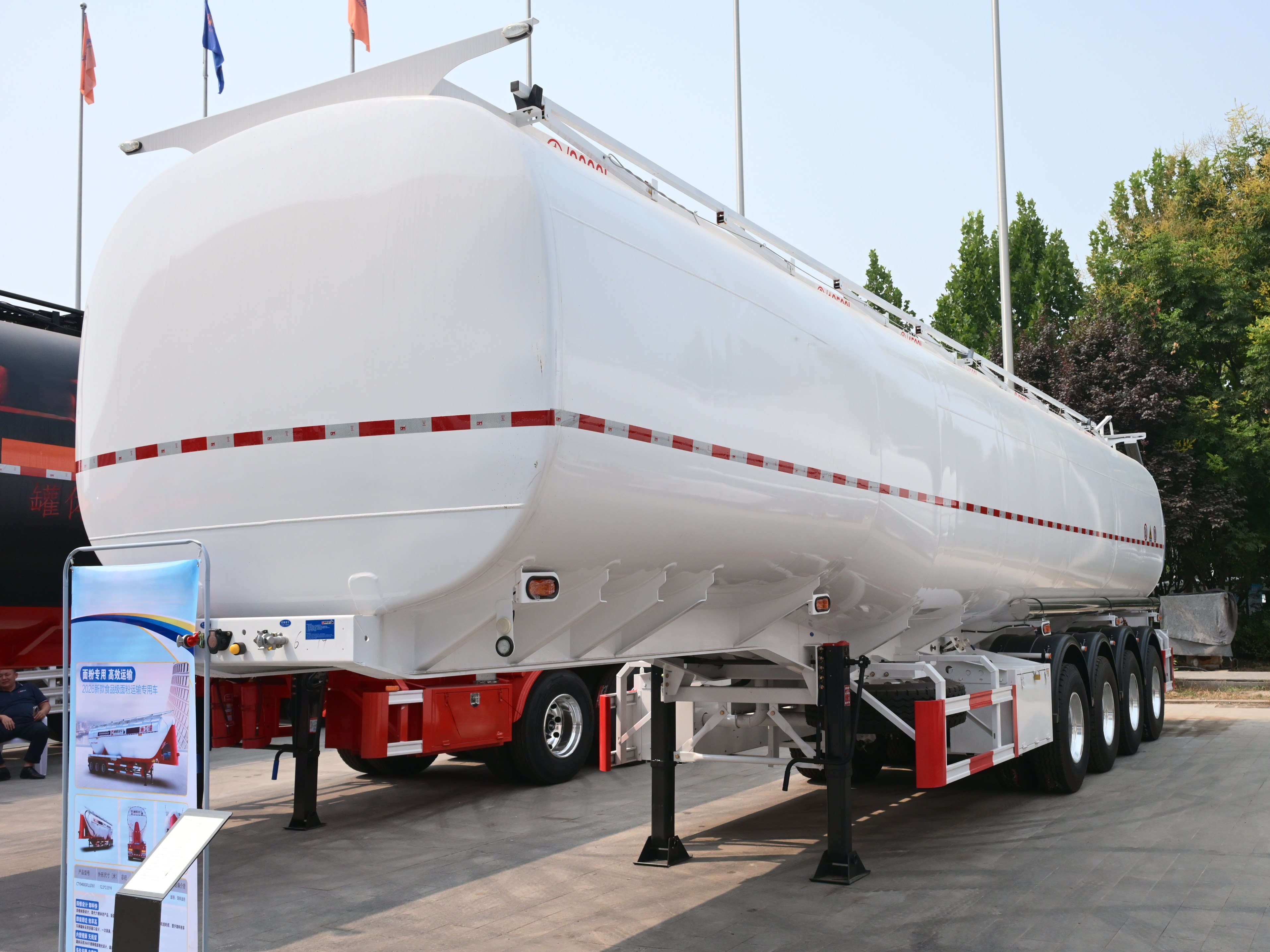 Semi-Trela ya Tanki la Mafuta ya 4-Axle 45000L yenye Shingo ya Bata