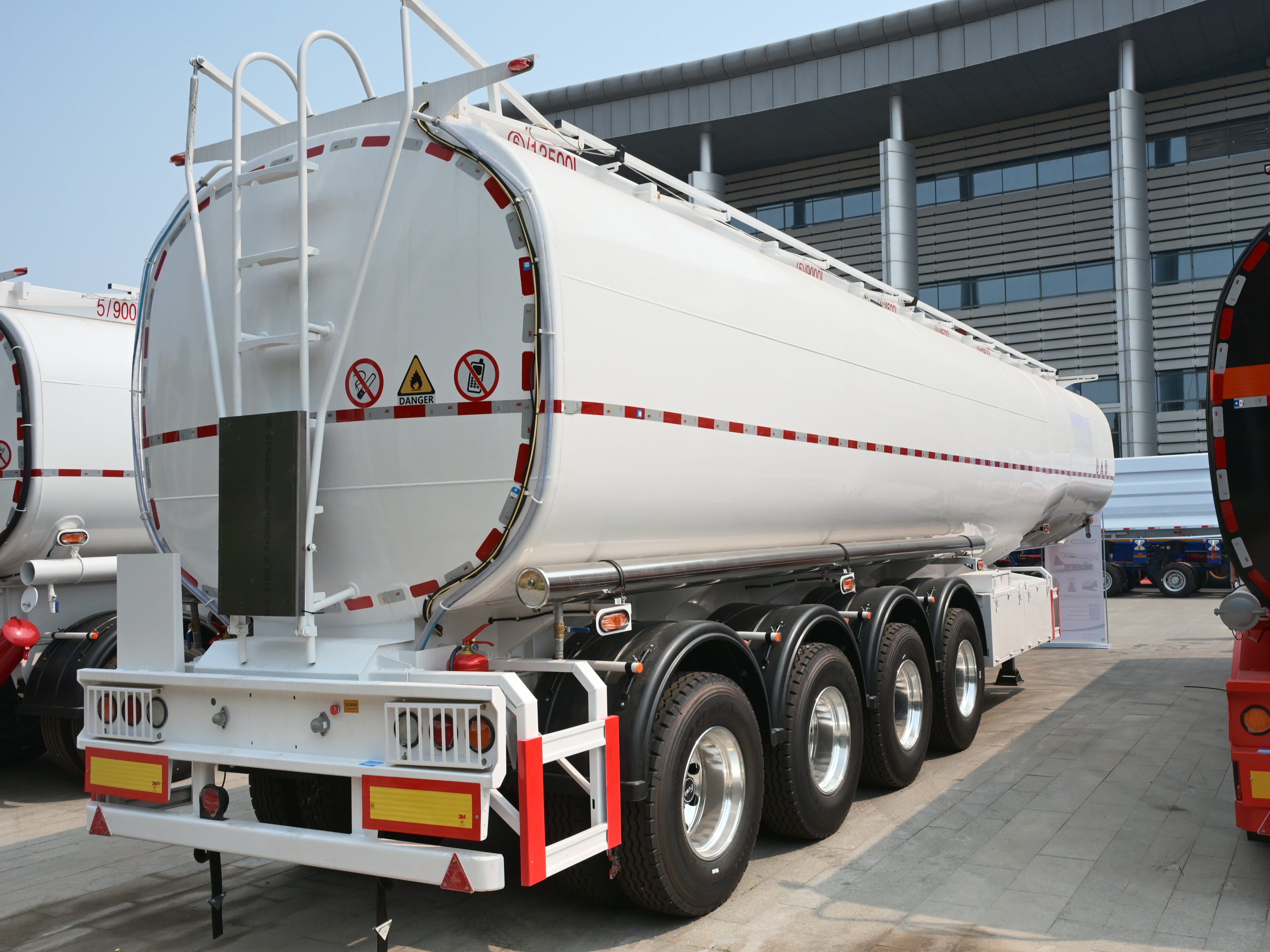 Semi-Trela ya Tanki la Mafuta ya 4-Axle 45000L yenye Shingo ya Bata