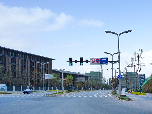 تقديم إضاءة متكيفة تُحسّن الرؤية والراحة، وتدعم عمليات المدن الأكثر ذكاءً.